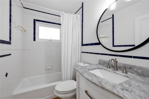 House in North Bay Village, Florida 3 bedrooms, 180.97 sq.m. № 1788774 - photo 16