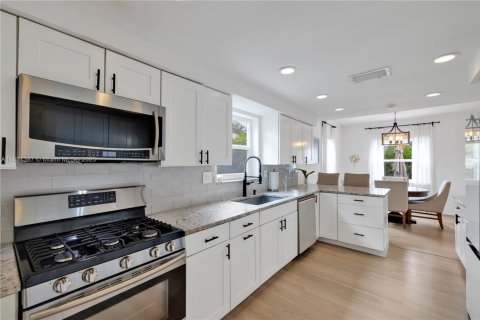 House in North Bay Village, Florida 3 bedrooms, 180.97 sq.m. № 1788774 - photo 6