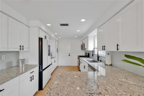 House in North Bay Village, Florida 3 bedrooms, 180.97 sq.m. № 1788774 - photo 5