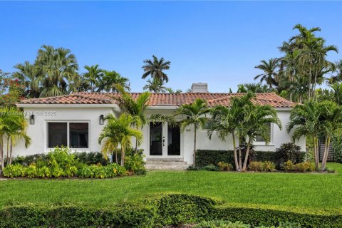 House in North Bay Village, Florida 3 bedrooms, 180.97 sq.m. № 1788774 - photo 17