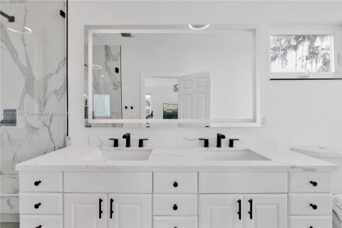 House in North Bay Village, Florida 3 bedrooms, 180.97 sq.m. № 1788774 - photo 11