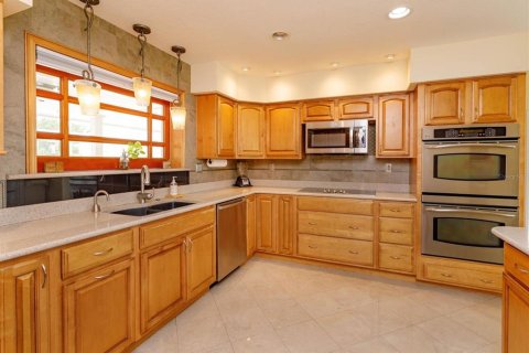 House in Eustis, Florida 5 bedrooms, 322.19 sq.m. № 1735240 - photo 19