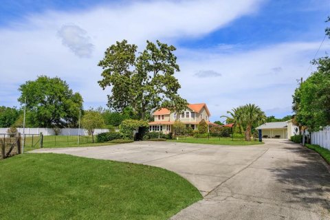 House in Eustis, Florida 5 bedrooms, 322.19 sq.m. № 1735240 - photo 7