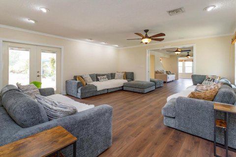 House in Eustis, Florida 5 bedrooms, 322.19 sq.m. № 1735240 - photo 15