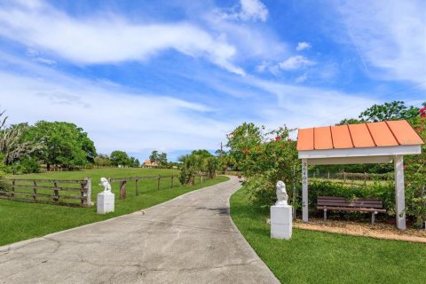 House in Eustis, Florida 5 bedrooms, 322.19 sq.m. № 1735240 - photo 9