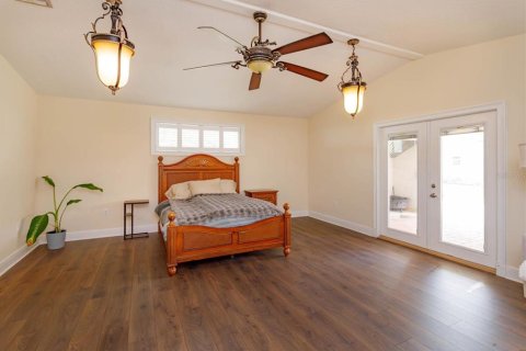 House in Eustis, Florida 5 bedrooms, 322.19 sq.m. № 1735240 - photo 23
