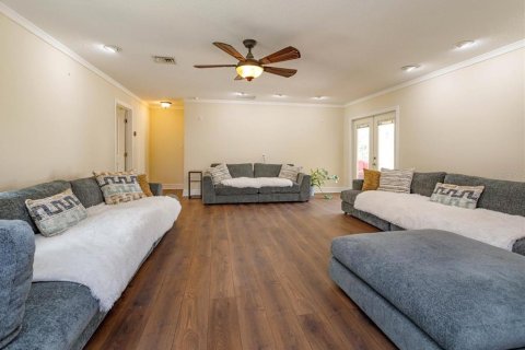 House in Eustis, Florida 5 bedrooms, 322.19 sq.m. № 1735240 - photo 16