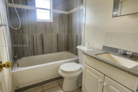 Apartment in Sebring, Florida 3 bedrooms, 74.32 sq.m. № 2041067 - photo 2