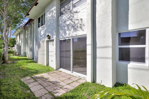 Condo in Deerfield Beach, Florida, 2 bedrooms № 2083212 - photo 16