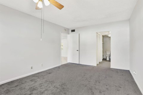 Condo in Deerfield Beach, Florida, 2 bedrooms № 2083212 - photo 19