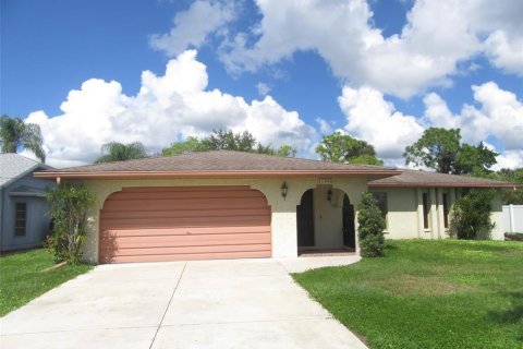 House in Port Charlotte, Florida 3 bedrooms, 148.64 sq.m. № 2440435