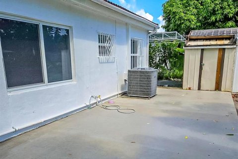 House in North Miami Beach, Florida 3 bedrooms, 123.93 sq.m. № 2384909 - photo 4
