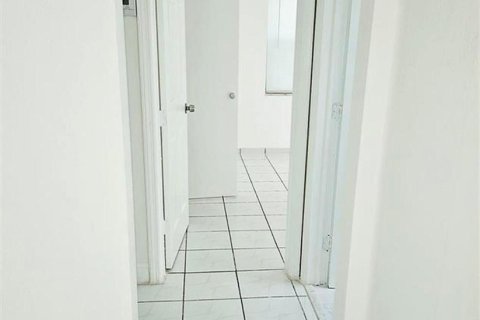 House in North Miami Beach, Florida 3 bedrooms, 123.93 sq.m. № 2384909 - photo 9