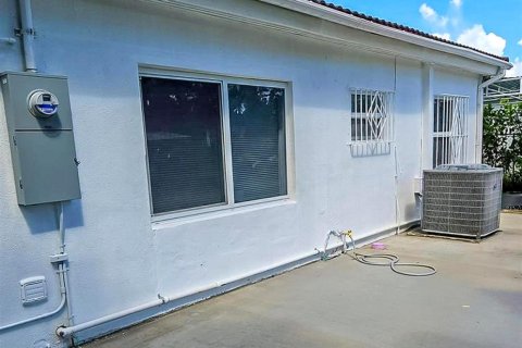 House in North Miami Beach, Florida 3 bedrooms, 123.93 sq.m. № 2384909 - photo 5