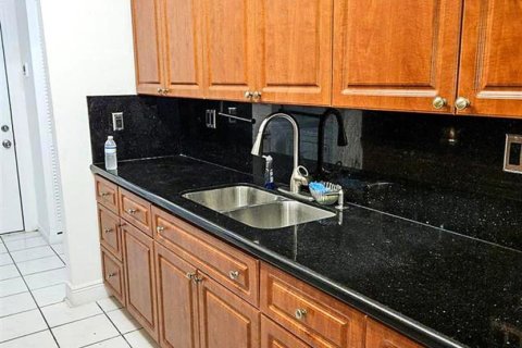House in North Miami Beach, Florida 3 bedrooms, 123.93 sq.m. № 2384909 - photo 10