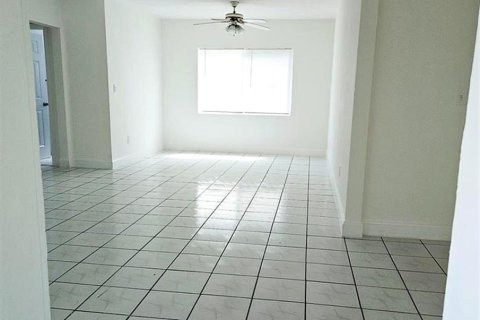 House in North Miami Beach, Florida 3 bedrooms, 123.93 sq.m. № 2384909 - photo 6