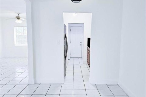 House in North Miami Beach, Florida 3 bedrooms, 123.93 sq.m. № 2384909 - photo 8