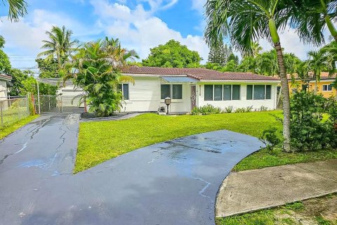 House in North Miami Beach, Florida 3 bedrooms, 123.93 sq.m. № 2384909