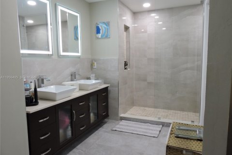 Купить виллу или дом в Пемброк-Пайнс, Флорида 3 спальни, 162.21м2, № 2023901 - фото 11