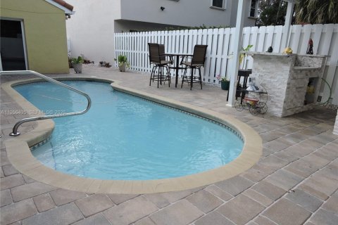 Купить виллу или дом в Пемброк-Пайнс, Флорида 3 спальни, 162.21м2, № 2023901 - фото 2