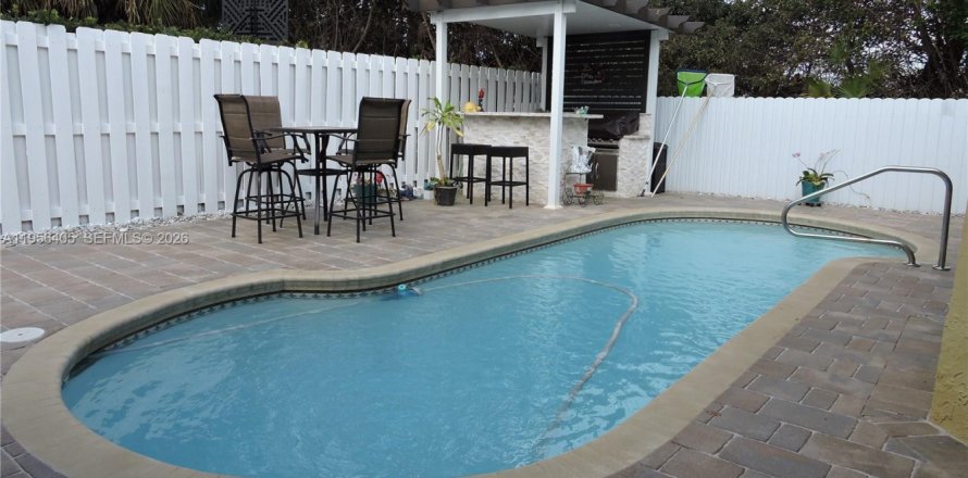 Дом в Пемброк-Пайнс, Флорида 3 спальни, 162.21м2 № 2023901