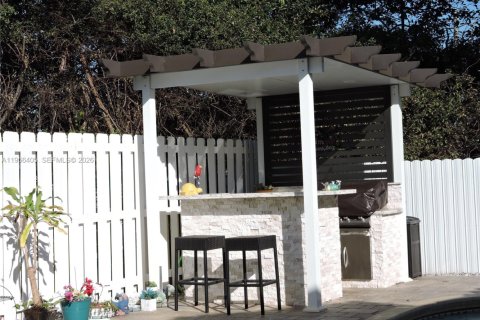 Купить виллу или дом в Пемброк-Пайнс, Флорида 3 спальни, 162.21м2, № 2023901 - фото 17