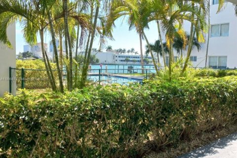 Condo in North Bay Village, Florida, 1 bedroom  № 1952520 - photo 5