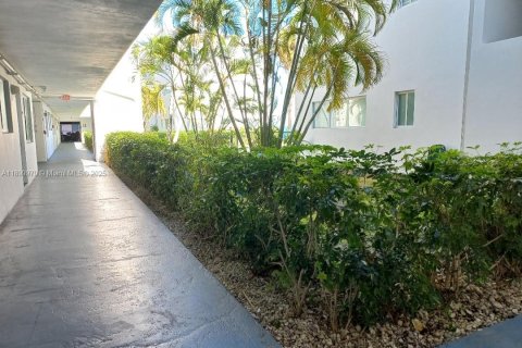 Condo in North Bay Village, Florida, 1 bedroom  № 1952520 - photo 3
