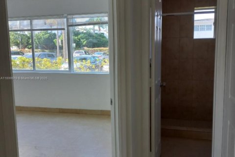 Condo in North Bay Village, Florida, 1 bedroom  № 1952520 - photo 12