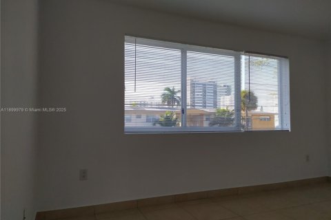 Condo in North Bay Village, Florida, 1 bedroom  № 1952520 - photo 16