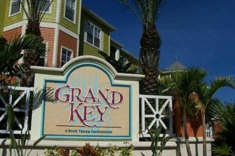 Condo in Tampa, Florida, 2 bedrooms  № 1917144 - photo 1