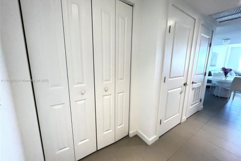 Condo in Miami, Florida  № 1775933 - photo 11
