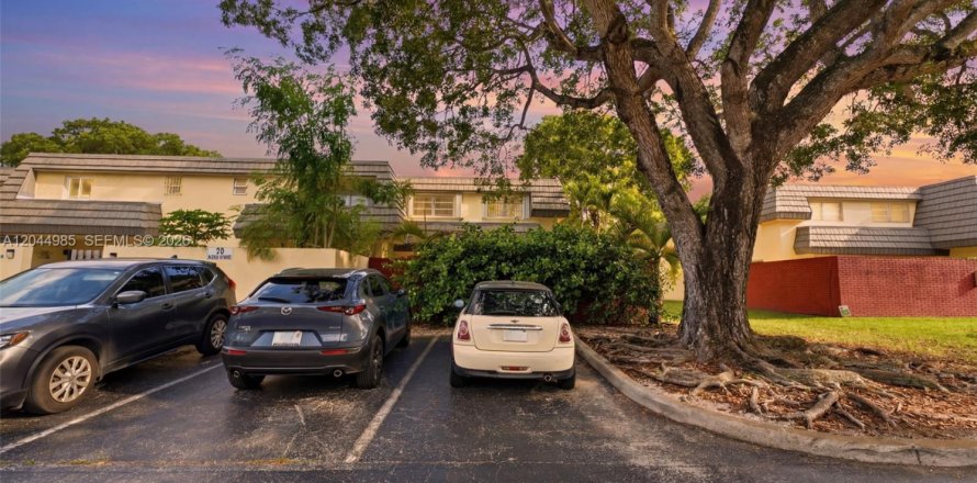 Adosado en Miami, Florida 3 dormitorios, 146.97 m2 № 2193677