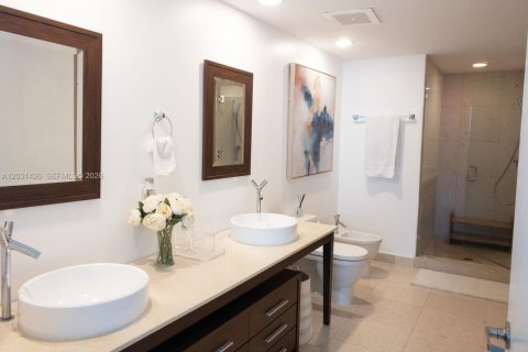 Condominio en alquiler en Miami, Florida, 2 dormitorios, 108.51 m2 № 2078241 - foto 13