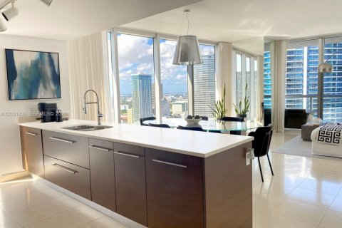 Condominio en alquiler en Miami, Florida, 2 dormitorios, 108.51 m2 № 2078241 - foto 2