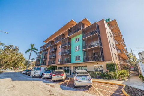 Condominio en venta en Saint Petersburg, Florida, 1 dormitorio, 62.24 m2 № 1734992 - foto 1