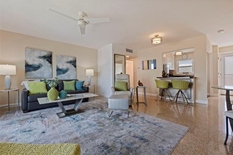 Condominio en venta en Saint Petersburg, Florida, 1 dormitorio, 62.24 m2 № 1734992 - foto 10