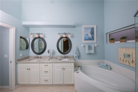 Condo in Sarasota, Florida, 2 bedrooms  № 213417 - photo 20