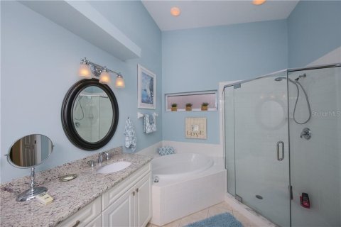 Condo in Sarasota, Florida, 2 bedrooms  № 213417 - photo 21
