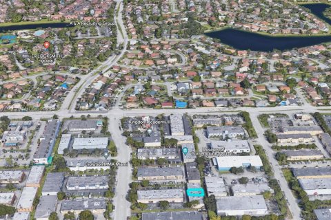 Propiedad comercial en alquiler en Miami, Florida № 654462 - foto 1