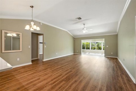 House in The Villages, Florida 3 bedrooms, 173.26 sq.m. № 1801463 - photo 4