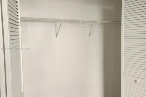 Condo in Dania Beach, Florida, 2 bedrooms  № 1740092 - photo 12