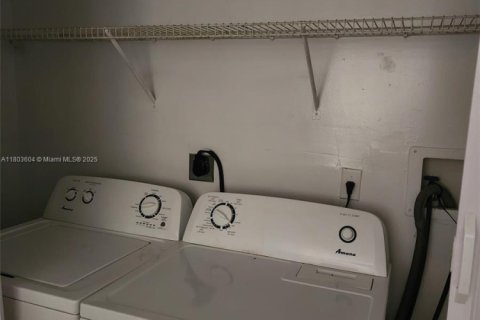 Condo in Dania Beach, Florida, 2 bedrooms  № 1740092 - photo 11