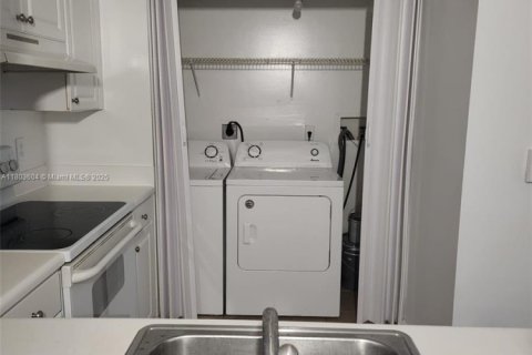 Condo in Dania Beach, Florida, 2 bedrooms  № 1740092 - photo 9