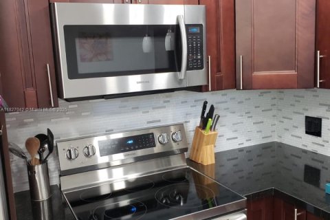 Condo in Hallandale Beach, Florida, 2 bedrooms  № 1797590 - photo 5