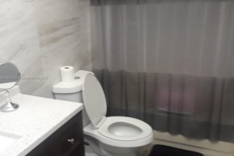 Condo in Hallandale Beach, Florida, 2 bedrooms  № 1797590 - photo 27