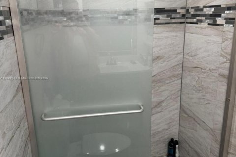 Condo in Hallandale Beach, Florida, 2 bedrooms  № 1797590 - photo 19