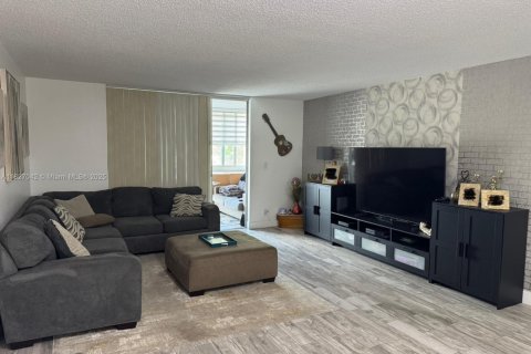 Condo in Hallandale Beach, Florida, 2 bedrooms  № 1797590 - photo 7