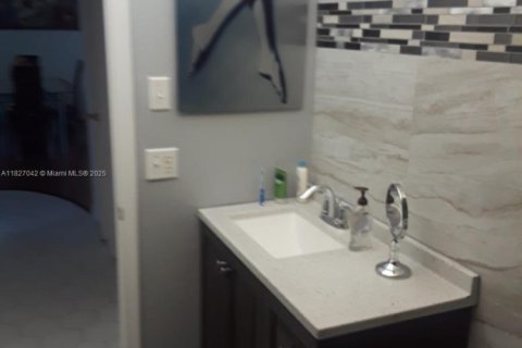 Condo in Hallandale Beach, Florida, 2 bedrooms  № 1797590 - photo 26