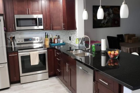 Condo in Hallandale Beach, Florida, 2 bedrooms  № 1797590 - photo 4